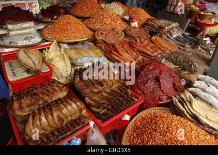 Alimenti fritti e essiccati pesci e gamberetti a Phnom Penh stallo del mercato Foto Stock