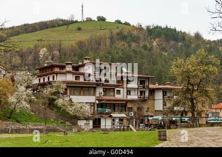 Parte del villaggio Etar con guest house in vecchio stile architettonico, Gabrovo town, Bulgaria Foto Stock