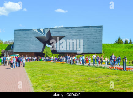 Brest, Bielorussia - 9 Maggio 2015: persone celebrano la Giornata della vittoria il 9 maggio. Log in Brest fortezza. Foto Stock