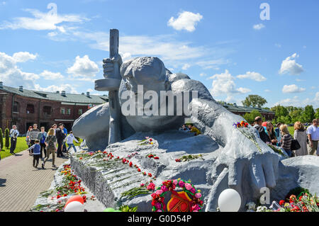 Brest, Bielorussia - 9 Maggio 2015: Soldato strisciando per acqua monumento nella fortezza di Brest, Bielorussia, guerra mondiale 2 primo attaccato in URSS Foto Stock