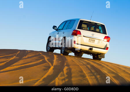 NOV 29 -Dubai, UAE: 4x4 pilota nel deserto durante un safari in dune dell'28 novembre 2013 a Dubai, UAE.Il Dubai Foto Stock