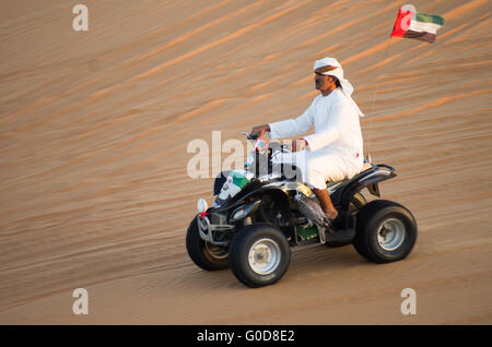 NOV 29 -Dubai, UAE locale: nazionale araba in sella a una moto quad nel deserto di Dubai, UAE il 29 novembre 2013 a Dubai, Emirati arabi uniti Foto Stock