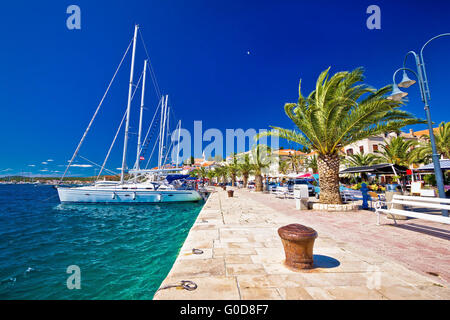 Rogoznica destinazione a vela in Dalmazia vista fronte mare Foto Stock