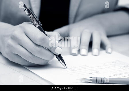 Business donna firma contratto Foto Stock