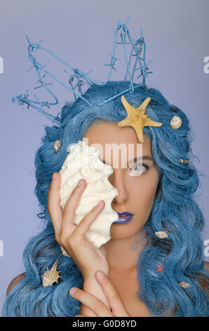 Ritratto di donna con capelli blu, conchiglie e corona Foto Stock