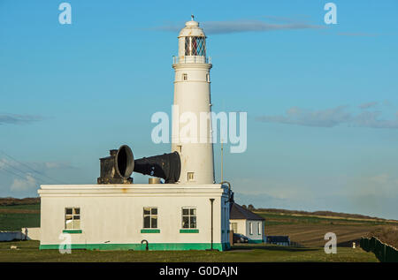 Nash Punto Faro di lavoro e sirena antinebbia in Glamorgan Heritage Coast nel Galles del sud, su una serata primaverile Foto Stock