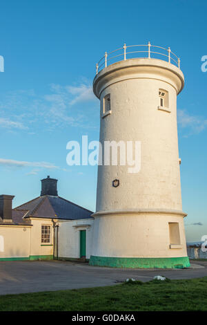 Punto di Nash vecchio faro e cottage in Glamorgan Heritage Coast nel Galles del sud, su una serata primaverile Foto Stock