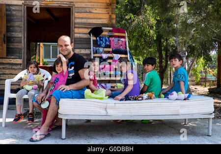 Rifugiato siriano padre e sei bambini dato riparo in un campo di rifugiati nell'isola di Lesbo dopo aver attraversato dalla Turchia Foto Stock