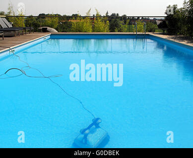 Robot automatico cleaner sott'acqua in piscina Foto Stock