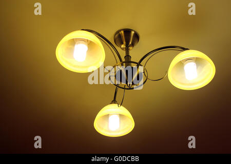 Splendido lampadario con tre luminose plafonds Foto Stock