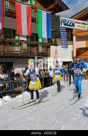Cross Country sciatori, alcuni in abiti fantasiosi, partecipare alla Marcialonga 2016, una lunga distanza, lo sci di fondo corsa Foto Stock
