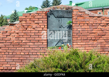 Brest, Bielorussia - 9 Maggio 2015: La lapide nella fortezza di Brest. La traduzione è 'il 03 marzo 1918, un trattato di pace wa Foto Stock