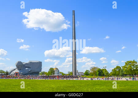 Brest, Bielorussia - 9 Maggio 2015: monumento principale fortezza di Brest - scultura di un soldato sconosciuto e centinaia di metri obelisco a baionetta, Bel Foto Stock