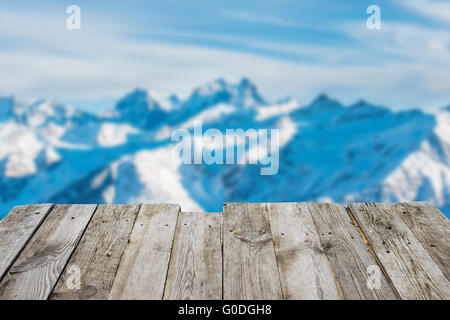 Vista da svuotare tavolo in legno per la montagna invernale Foto Stock