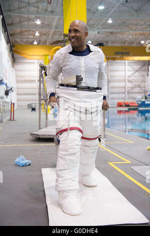 L'astronauta della NASA Victor Glover assembla il suo Extravehicular Mobility Unit tuta spaziale prima di scendere nella piscina durante ISS EVA formazione presso la galleggiabilità neutra Laboratorio Johnson Space Center Ottobre 27, 2014 in Houston, Texas. Foto Stock