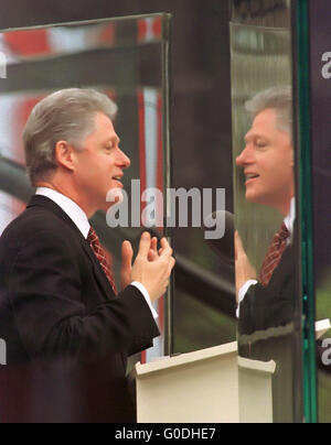 Il presidente Bill Clinton offrendo un discorso, all'esterno, dietro il vetro a prova di proiettile schermate. 1993. Foto Stock