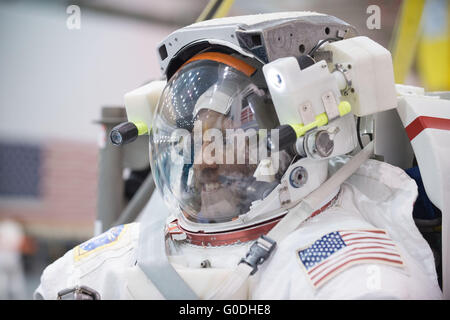 L'astronauta della NASA Victor Glover prima di discendere in piscina nel suo Extravehicular Mobility Unit tuta spaziale durante ISS EVA formazione presso la galleggiabilità neutra Laboratorio Johnson Space Center Ottobre 27, 2014 in Houston, Texas. Foto Stock