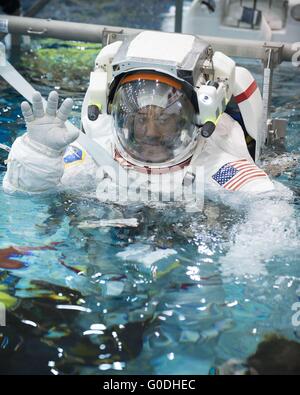 L'astronauta della NASA Victor Glover scende in piscina nel suo Extravehicular Mobility Unit tuta spaziale durante ISS EVA formazione presso la galleggiabilità neutra Laboratorio Johnson Space Center Ottobre 27, 2014 in Houston, Texas. Foto Stock