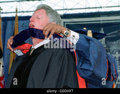 Il Presidente degli Stati Uniti Bill Clinton ricevente un grado hnorary dopo la consegna l'indirizzo di inizio di Morgan State University di Baltimora, Maryland. Maggio 18, 1997 Foto Stock