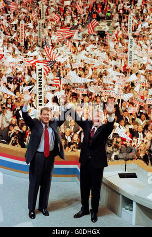 Il presidente americano Bill Clinton e dal Vicepresidente Al Gore presso il il 1996 Convegno nazionale degli Stati Uniti Il partito democratico si è tenuto presso la United Center di Chicago, Illinois, dal 26 agosto al 29 agosto 1996. Il presidente Bill Clinton e del Vice Presidente Al Gore celebrare dopo la loro nomina per reeelection durante il Partito Democratico Convegno Nazionale tenutosi a Chicago nel 1996. Questo è stato il primo convegno nazionale di una delle parti che si terrà a Chicago poiché il disastroso disordini del 1968 Convenzione Democratica. Foto Stock