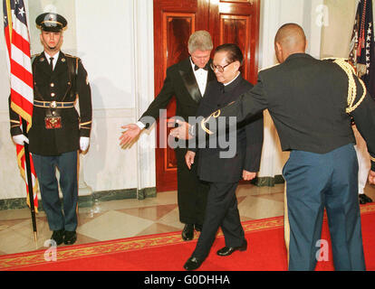 Il presidente cinese Jiang Zemin è inaugurato dal Presidente Bill Clinton per una cena di stato alla Casa Bianca il 29 ottobre 1997. Foto Stock