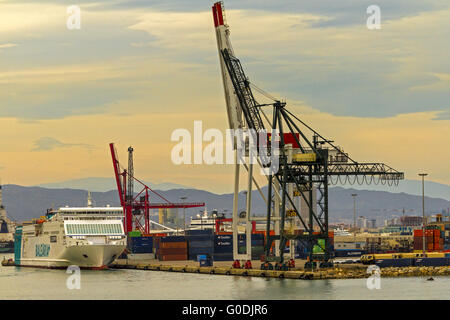 Gru portuali e la nave portacontainer Barcellona Spagna Foto Stock