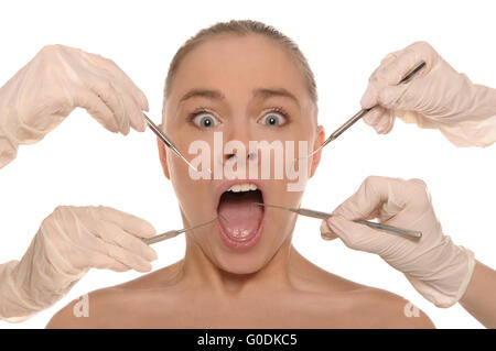 Frightened donna sulla ricezione presso il dentista Foto Stock