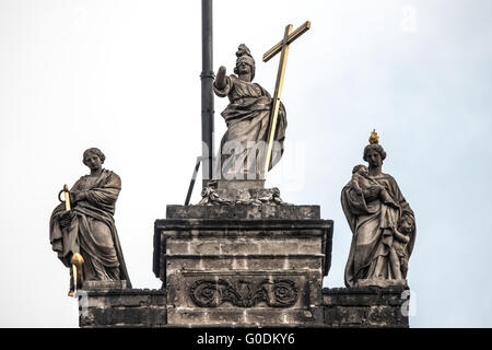 Cattedrale metropolitana di città del Messico le virtù teologiche le statue città del Messico // CITTÀ DEL MESSICO, Messico — tre statue che rappresentano le virtù teologiche di fede, speranza e carità incoronano la torre dell'orologio sulla facciata principale sud della cattedrale metropolitana di città del Messico. Queste sculture neoclassiche furono aggiunte durante le modifiche apportate alla cattedrale da Manuel Tolsá all'inizio del XIX secolo, completate intorno al 1813. La fede è tipicamente raffigurata bendata, che rappresenta la fiducia senza vista, mentre la Carità porta una fiamma che simboleggia l'amore divino, e la speranza porta un'ancora che rappresenta la fermezza spirituale. T Foto Stock
