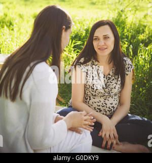 Ritratto di due donne a picnic nel parco di primavera Foto Stock