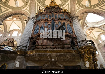 Città del Messico - uno dei due organi a canne nella Cattedrale Metropolitana. La cattedrale ospita due delle più grandi del XVIII secolo gli organi della tubazione nelle Americhe. Costruito in varie fasi dal 1573 al 1813, la Città del Messico Cattedrale Metropolitana è la più grande cattedrale cattolica romana nelle Americhe. Si trova nel cuore del quartiere storico di Città del Messico lungo un lato dello Zocalo. Foto Stock