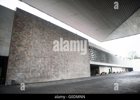 CITTÀ DEL MESSICO, Messico: Il cortile modernista del Museo Nazionale di Antropologia (Museo Nacional de Antropología) mette in mostra l'audace design geometrico dell'architetto Pedro Ramírez Vázquez. Costruito nel 1964, il cortile presenta linee pulite, forme di cemento drammatico e spazi aperti caratteristici del modernismo della metà del secolo. Questo spazio centrale funge da elemento organizzativo per le sale espositive del museo. Foto Stock