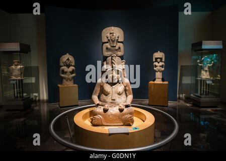 Museo Nazionale di Antropologia Figura seduta precolombiana Città del Messico Messico | CITTÀ DEL MESSICO, MESSICO — Una figura seduta di Chalchiuhtlicue, la dea azteca dell'acqua, è un artefatto chiave al Museo Nazionale di Antropologia. Questa grande scultura in ceramica precolombiana rappresenta una divinità significativa nella mitologia mesoamericana. Il museo è rinomato per la presentazione di artefatti archeologici e antropologici del ricco patrimonio precolombiano del Messico. Le sue vaste collezioni coprono varie culture indigene, tra cui gli Aztechi, i Maya, gli Olmechi e la civiltà di Teotihuacan. Situato a Chapul Foto Stock