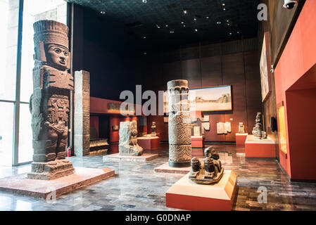 Museo nazionale di antropologia Teotihuacán e manufatti di città del Messico // CITTÀ DEL MESSICO, Messico — il Museo nazionale di antropologia mostra significativi reperti archeologici e antropologici del patrimonio precolombiano messicano, compresi materiali provenienti da Teotihuacán e altre antiche civiltà mesoamericane. Teotihuacán, situata a circa 50 chilometri (31 miglia) a nord-est di città del Messico, era uno dei più grandi centri urbani delle Americhe precolombiane, fiorendo tra il 100 e il 650 d.C. Il museo ospita ampie collezioni che rappresentano varie culture indigene in tutto il mondo Foto Stock