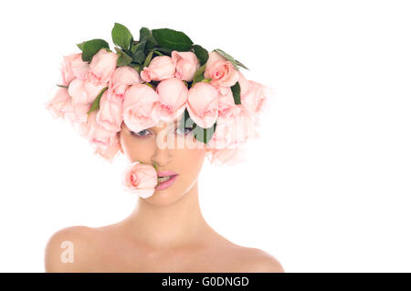 Giovane donna in un cappello di rose isolato su bianco Foto Stock