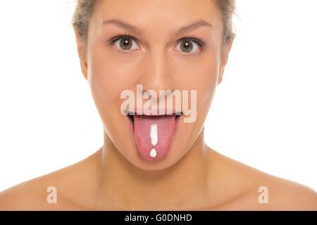 Donna mette la lingua di fuori con disegnato un punto esclamativo Foto Stock
