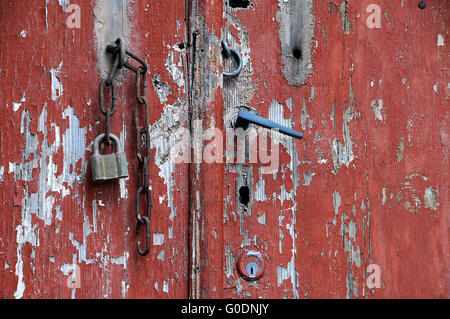 Porzione di Rosso porta Grungy Foto Stock