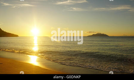 Un tramonto meraviglioso oltre oceano indiano sulle Seychelles Foto Stock