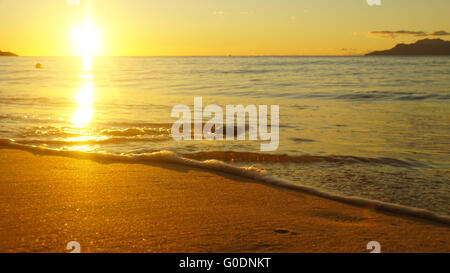 Un tramonto meraviglioso oltre oceano indiano sulle Seychelles Foto Stock