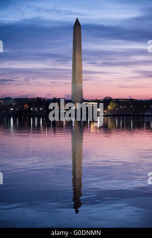 WASHINGTON, D.C., Stati Uniti — il Washington Monument si erge alto contro un vibrante cielo prealba in una tranquilla mattina di primavera a Washington, D.C. l'iconico obelisco, centrato nella cornice, è sagomato drammaticamente contro le colorate sfumature della luce del mattino presto, creando una scena mozzafiato nella capitale della nazione. Foto Stock