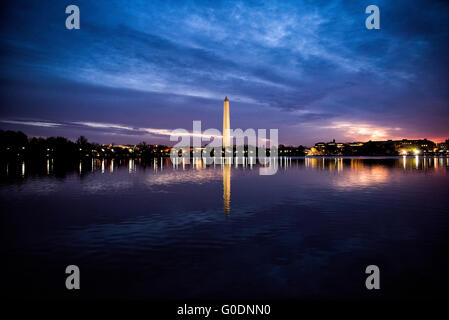 WASHINGTON, D.C., Stati Uniti — il Washington Monument si erge alto contro un vibrante cielo prealba in una tranquilla mattina di primavera a Washington, D.C. l'iconico obelisco, centrato nella cornice, è sagomato drammaticamente contro le colorate sfumature della luce del mattino presto, creando una scena mozzafiato nella capitale della nazione. Foto Stock