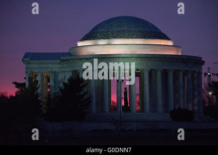 Jefferson Memorial at Sunrise Washington D.C. // WASHINGTON, D.C., Stati Uniti - il Jefferson Memorial si erge maestosamente contro un vibrante cielo prealba a Washington, D.C. la silhouette distintiva del monumento neoclassico contrasta drammaticamente con le sfumature colorate della mattina presto, creando una scena mozzafiato presso il bacino delle maree. Foto Stock