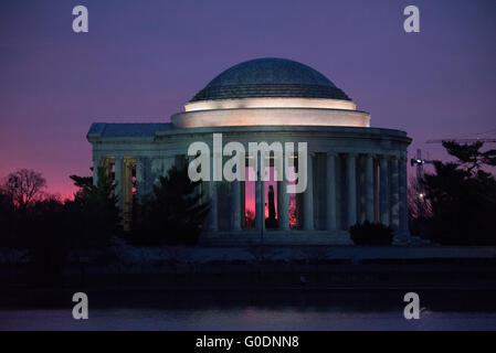 Jefferson Memorial prima dell'alba Sky Washington DC // WASHINGTON, D.C., Stati Uniti - il Jefferson Memorial si erge maestosamente contro un vibrante cielo prealba a Washington, D.C. la silhouette distintiva del monumento neoclassico contrasta drammaticamente con le sfumature colorate della mattina presto, creando una scena mozzafiato al bacino delle maree. Foto Stock