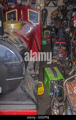 Motore in officina di riparazione per ferrovia in miniatura Hastings E Foto Stock