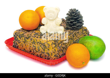 Deliziosa torta e frutta su uno sfondo bianco. Foto Stock