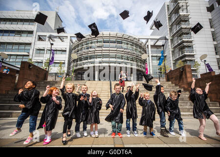 Un asilo nido bambini laurea Foto Stock