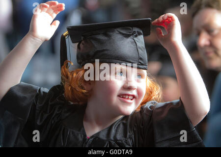 Un asilo nido bambini laurea Foto Stock