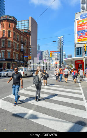 Toronto, Canada - 27 August, 2015:: vista sulla strada del centro cittadino di Toronto, in Toronto, ON. Foto Stock