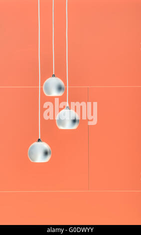 Arancione collage negativo di tre luci a soffitto stile loft a interno Foto Stock