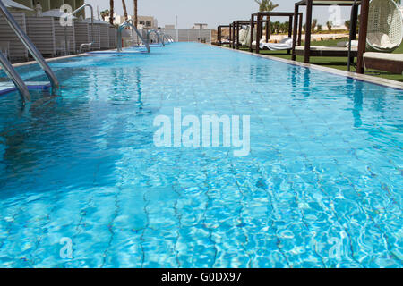 Hotel Piscina con illuminazione notturna raccordi u Foto Stock