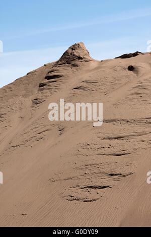 Gran mucchio di builder sabbia contro un cielo blu Foto Stock